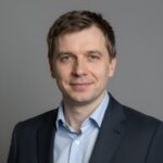 Портрет уверенного бизнесмена компании Уфа ПГС на нейтральном фоне в студийном освещении