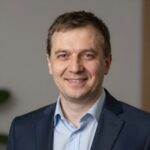 Портрет уверенного бизнесмена компании Уфа ПГС на нейтральном фоне в студийном освещении